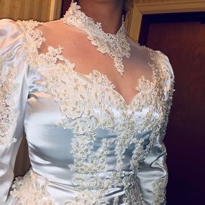 Beautiful vintage wedding dress!!